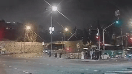 בחור ישיבה נפצע מפגיעת אוטובוס | רגע התאונה המחרידה - תועד