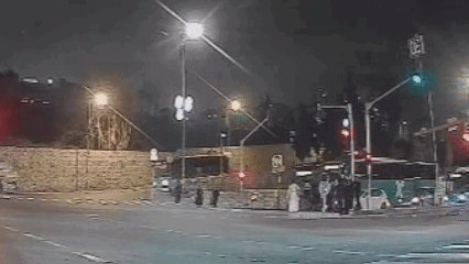 בחור ישיבה נפצע מפגיעת אוטובוס בכניסה לירושלים | רגע התאונה המחרידה - תועד