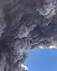 עשן אדיר עד לב השמים: כך נראתה אתמול התפרצות הר געש ביפן | תיעוד