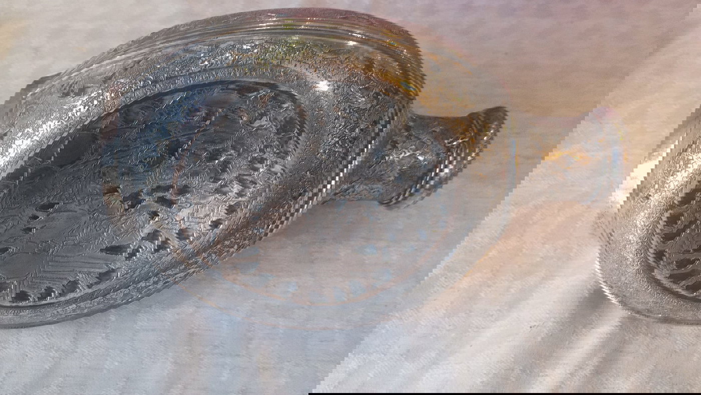 בקבוק היין העתיק שהעניקו קציני משטרה מאיראן לקצין היהודי ר' חיים יוסף קליין