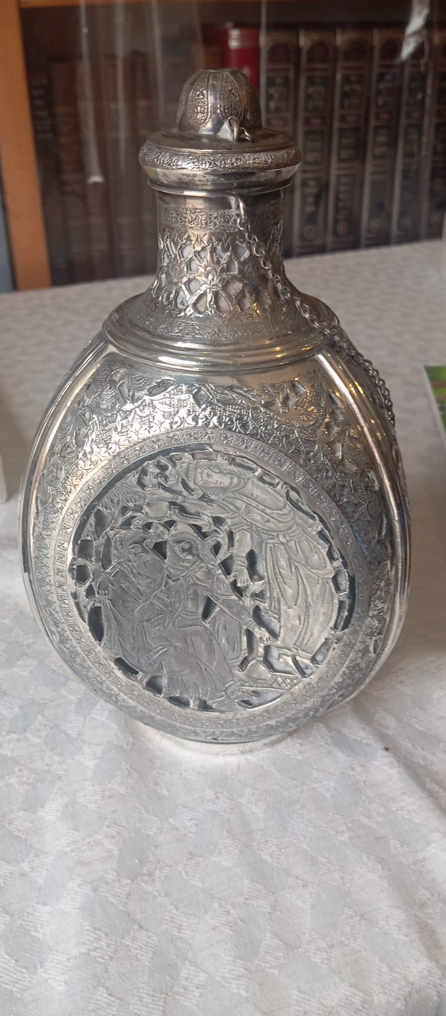 בקבוק היין העתיק שהעניקו קציני משטרה מאיראן לקצין היהודי ר' חיים יוסף קליין