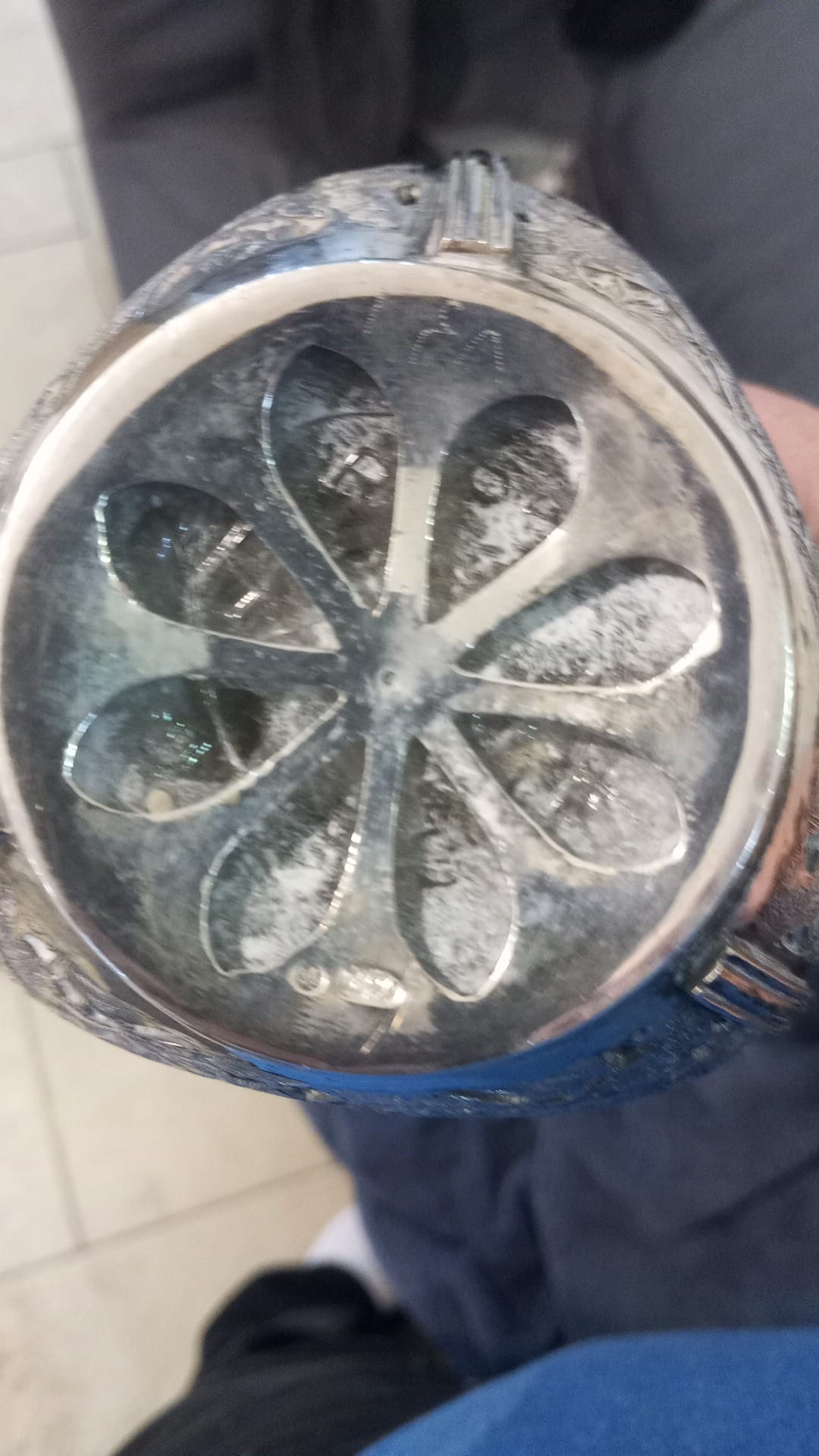 בקבוק היין העתיק שהעניקו קציני משטרה מאיראן לקצין היהודי ר' חיים יוסף קליין