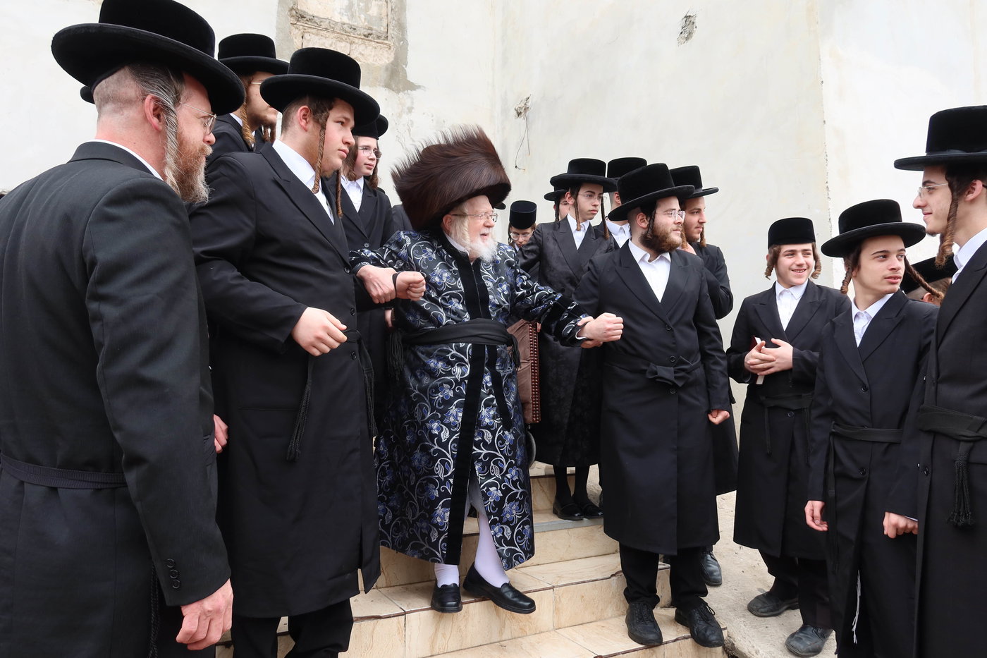 חג הפסח בחצה"ק קרעטשניף