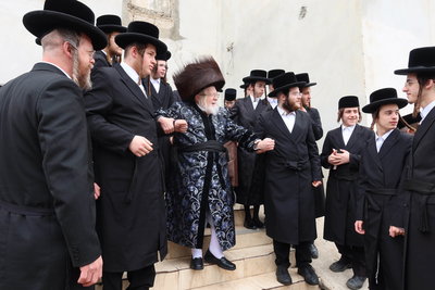 חג הפסח בחצה"ק קרעטשניף