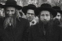 האדמו"ר מצאנז זצ"ל (משמאל) עם סבא רבא שלי הרב ישראל אריה זלמנוביץ זצ"ל אחרי השואה