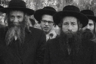 האדמו"ר מצאנז זצ"ל (משמאל) עם סבא רבא שלי הרב ישראל אריה זלמנוביץ זצ"ל אחרי השואה