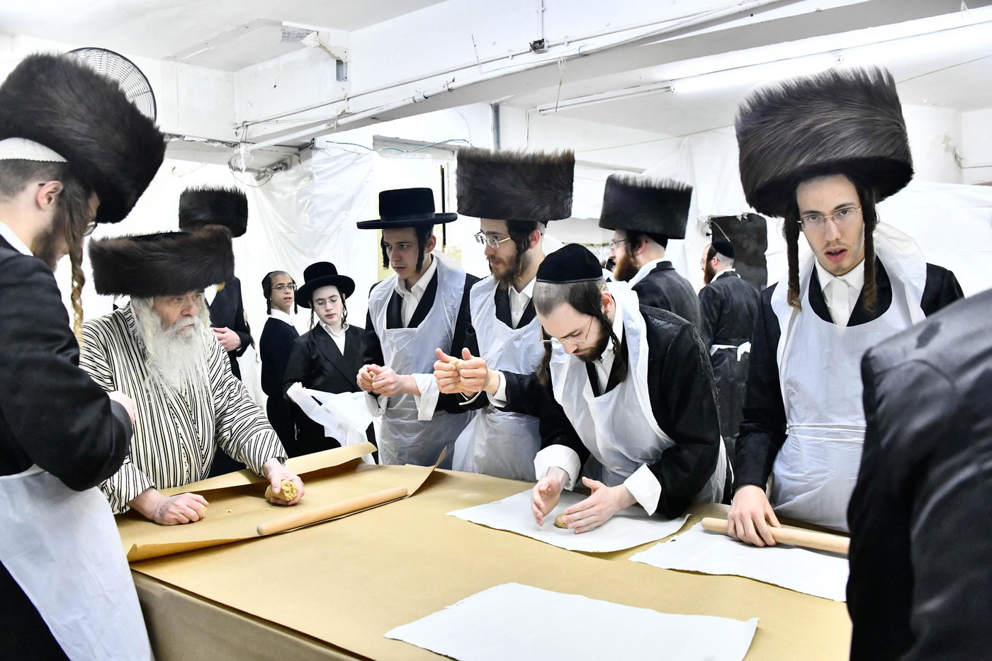 האדמו"ר מקרעטשניף י-ם באפיית מצות