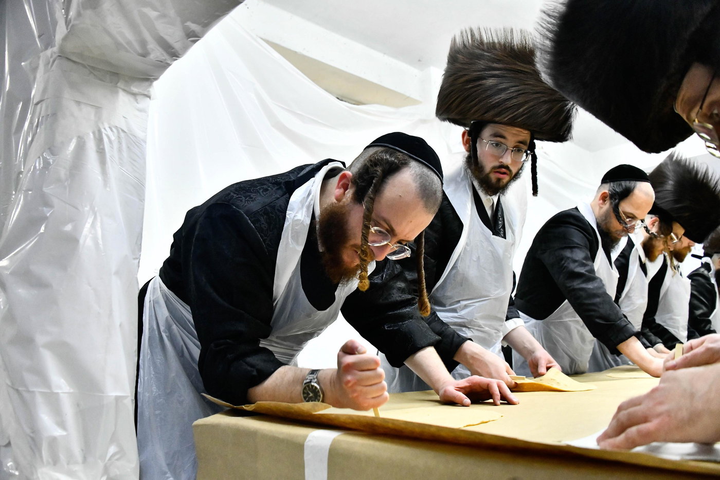 האדמו"ר מקרעטשניף י-ם באפיית מצות