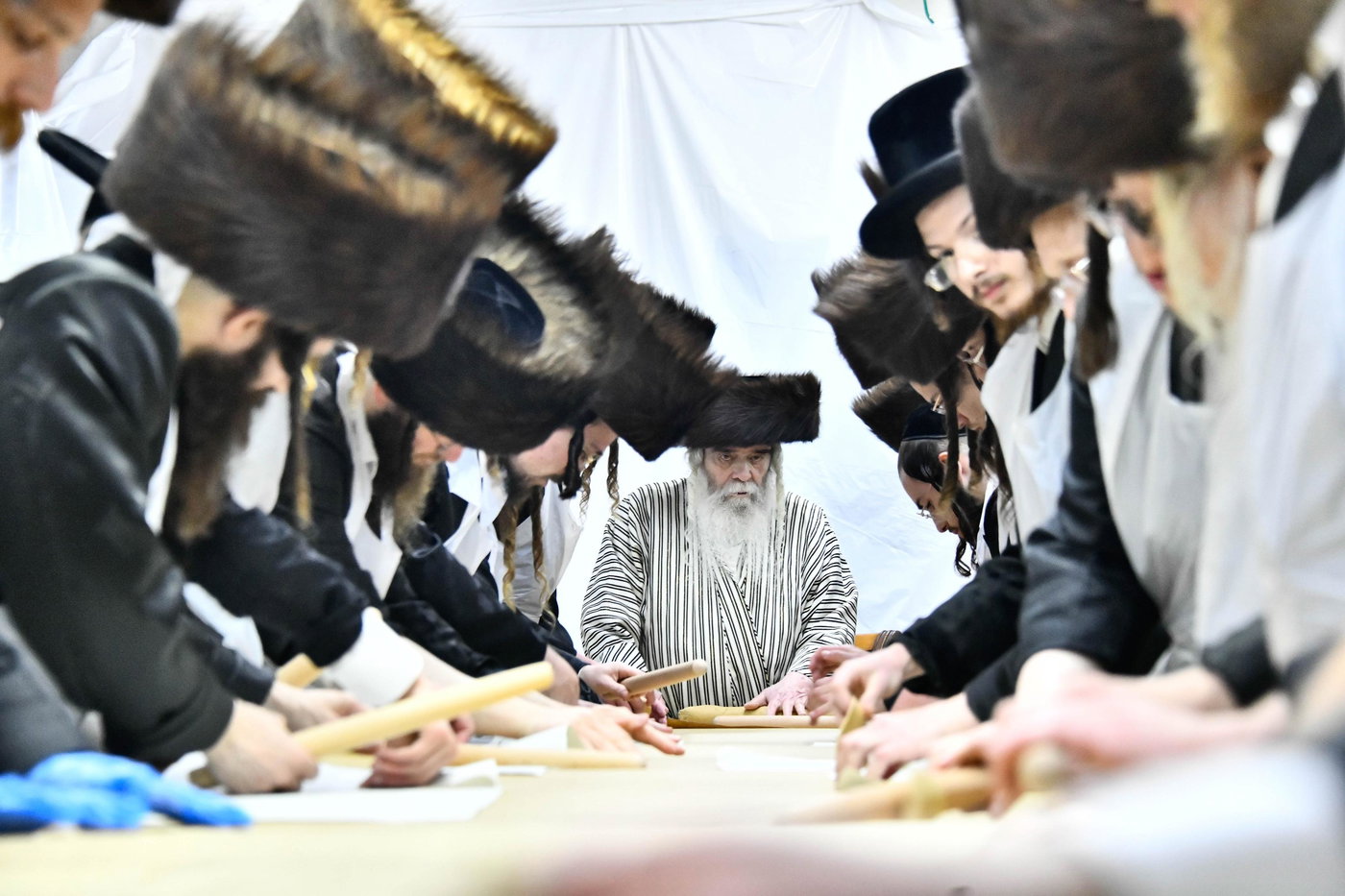 האדמו"ר מקרעטשניף י-ם באפיית מצות