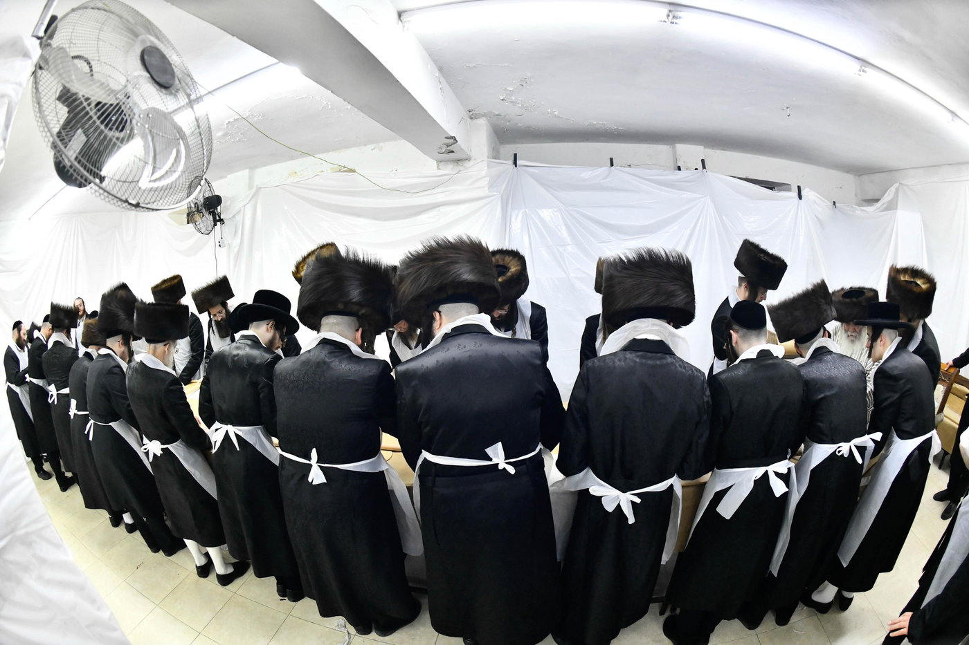 האדמו"ר מקרעטשניף י-ם באפיית מצות