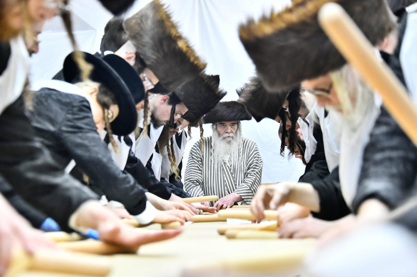 האדמו"ר מקרעטשניף י-ם באפיית מצות