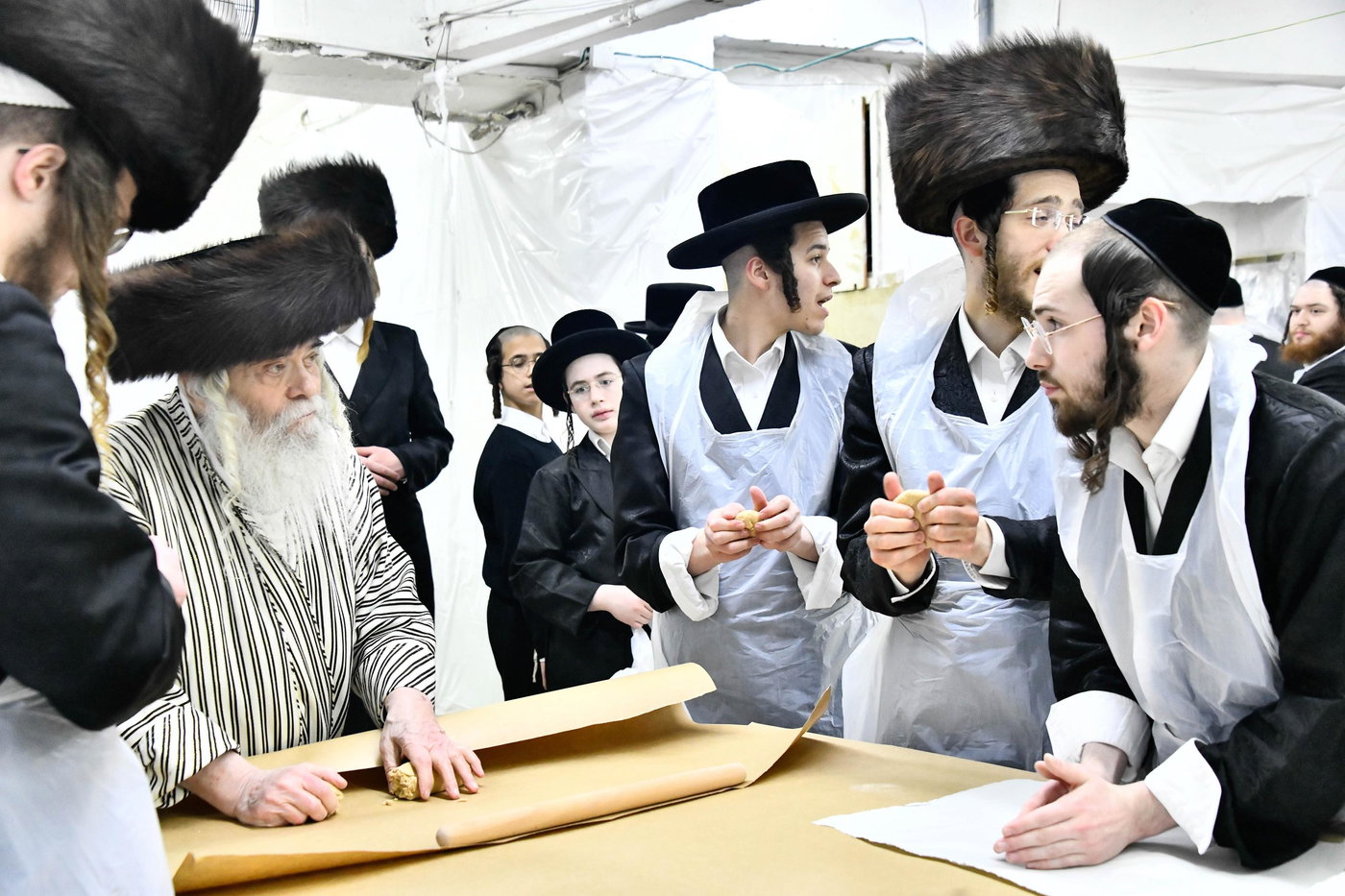 האדמו"ר מקרעטשניף י-ם באפיית מצות