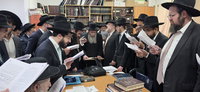 מעמד זעקה של המוני לומדי התורה ע"י רינה של תורה בראשות המשגיח רבי בנימין פינקל 