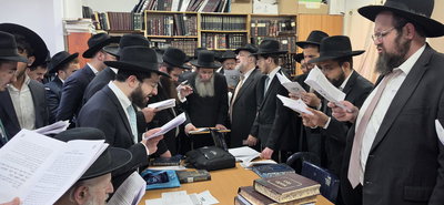 מעמד זעקה של המוני לומדי התורה ע"י רינה של תורה בראשות המשגיח רבי בנימין פינקל