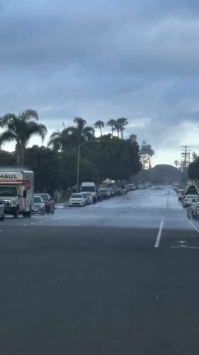 מדהים: הגשם מתקדם לאיטו במעלה הרחוב - הצד השני נותר יבש | צפו
