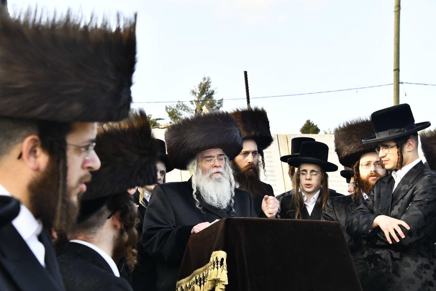 האדמו"ר מקרעטשניף י-ם בתפילה בהר הצופים