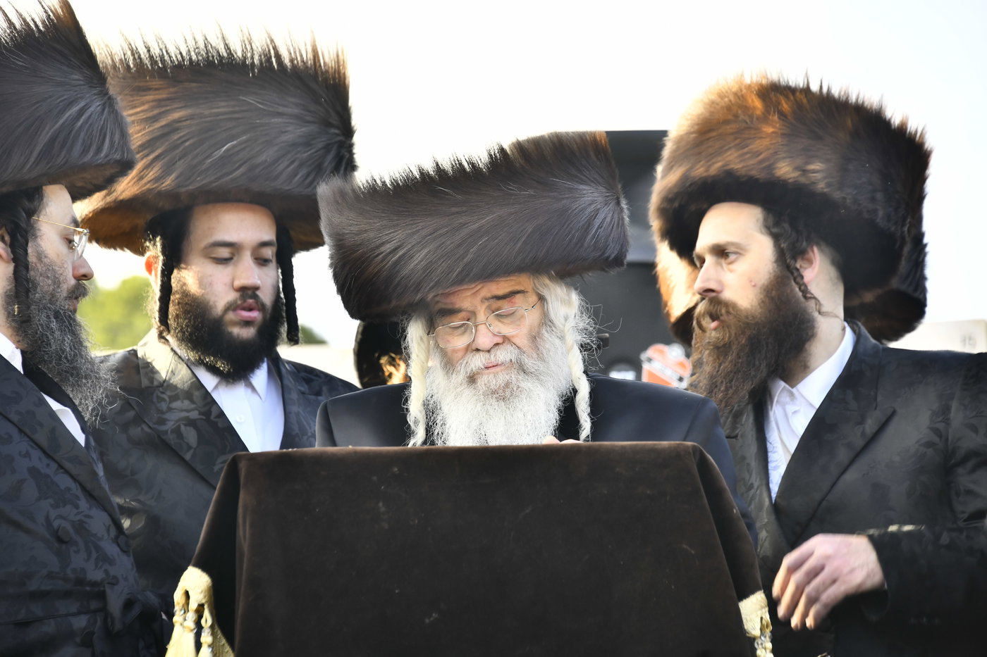 האדמו"ר מקרעטשניף י-ם בתפילה בהר הצופים