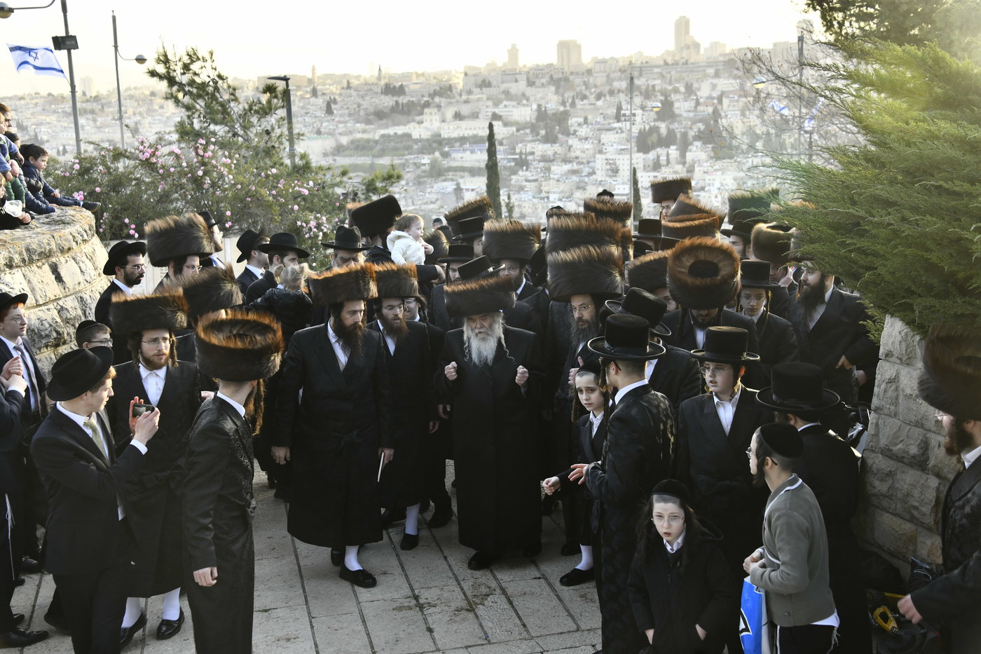 האדמו"ר מקרעטשניף י-ם בתפילה בהר הצופים