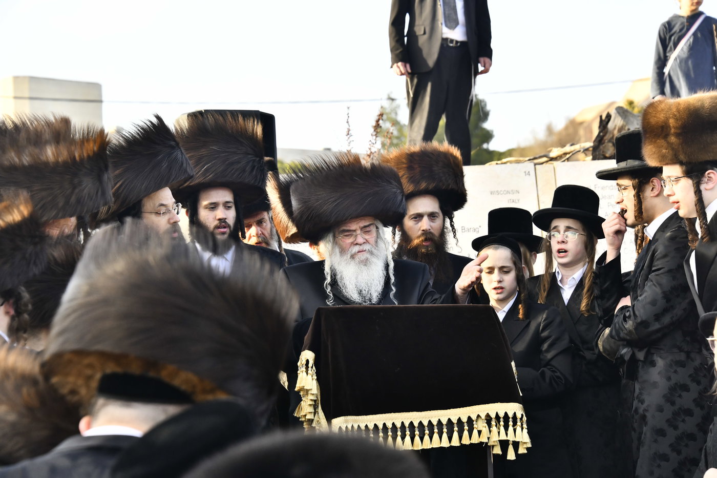 האדמו"ר מקרעטשניף י-ם בתפילה בהר הצופים