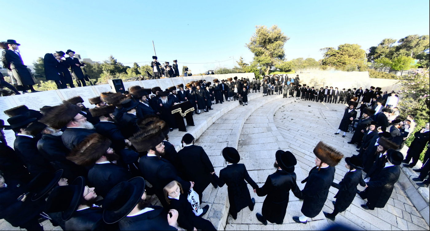 האדמו"ר מקרעטשניף י-ם בתפילה בהר הצופים