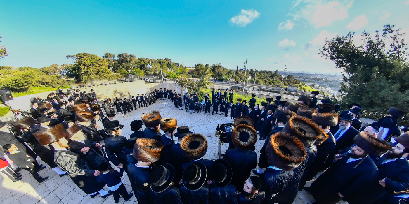 האדמו"ר מקרעטשניף י-ם בתפילה בהר הצופים