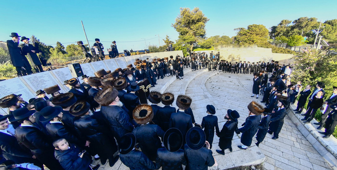 האדמו"ר מקרעטשניף י-ם בתפילה בהר הצופים