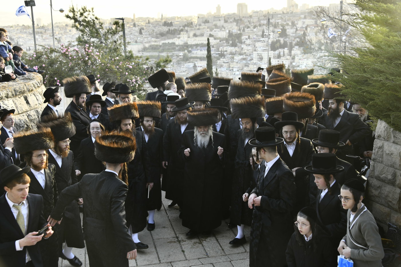 האדמו"ר מקרעטשניף י-ם בתפילה בהר הצופים