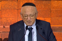 בקול חנוק: השופט ששרד את הנאצים נשא את תפילת 'אל מלא רחמים' 