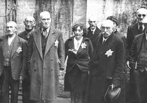 יהודים בווינה עונדים את התלאי הצהוב על מעילם