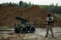 פלטפורמה קרקעית בלתי מאוישת (UGV) מדגם Rys Pro, המצוידת בצריח מקלע הנשלט מרחוק.