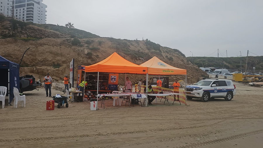 הטביעה המחרידה של שני האחים בחוף צאנז: "החיפושים מתמקדים בסלע ספציפי בתוככי הים"