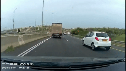 פחד בכביש 443: נהג משאית נסע במהירות על הכביש ולפתע... התהפך