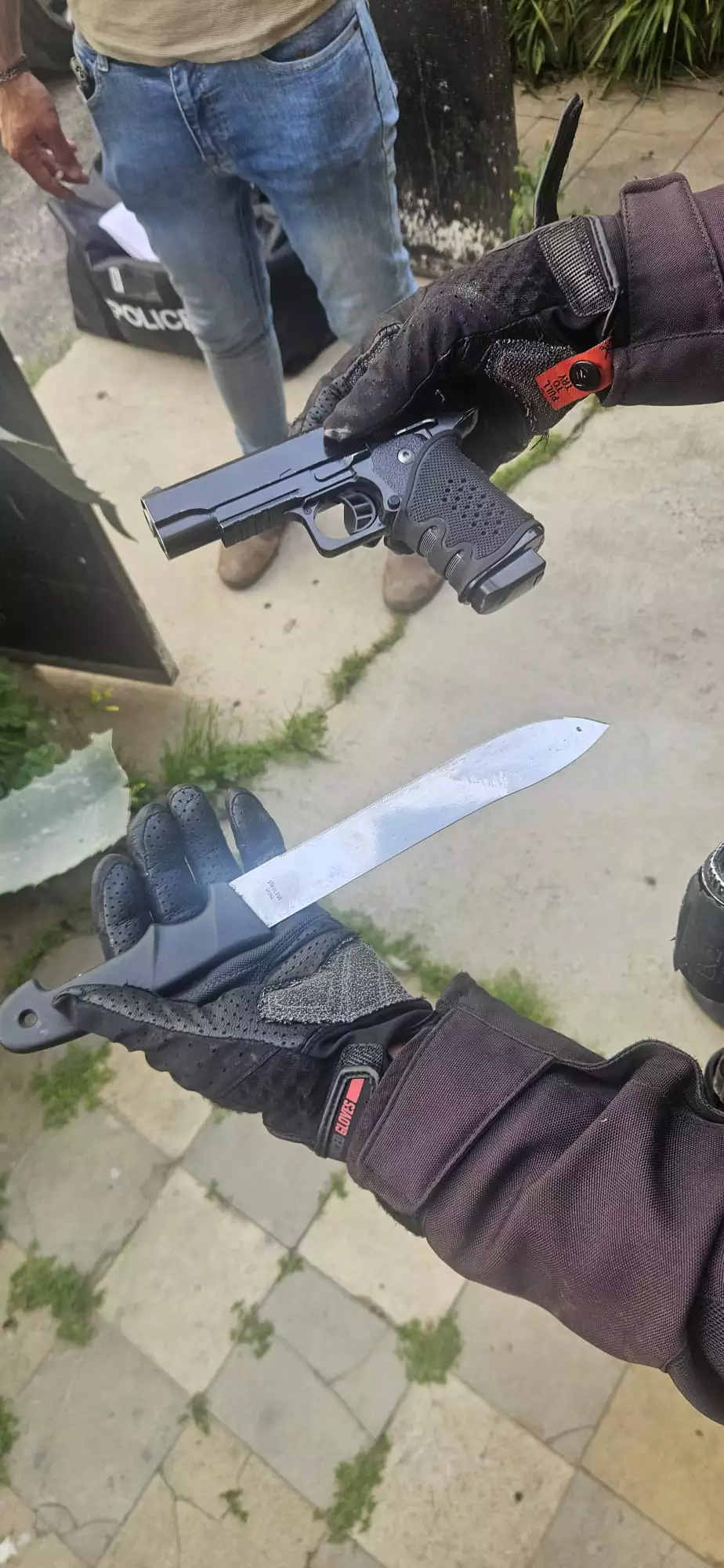 הסכין ואקדח הצעצוע שנתפס