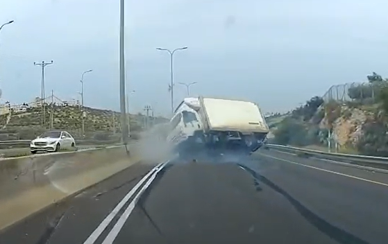 פחד בכביש 443: נהג משאית נסע במהירות על הכביש ולפתע... התהפך