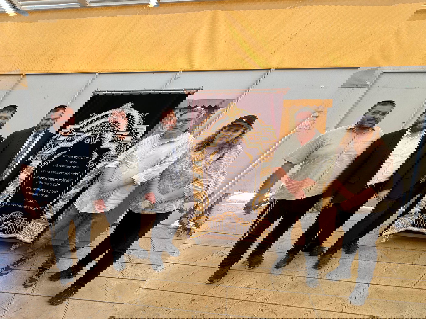 חנוכת ארון הקודש והפרוכת לזכרו של שורד השואה ישראל שאומברגר ז"ל מבוקובינה רומניה.