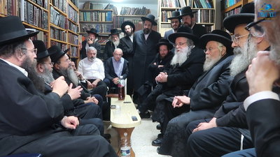 הגר"ש אלתר בניחום אבלים אצל משפחת ויינפלד