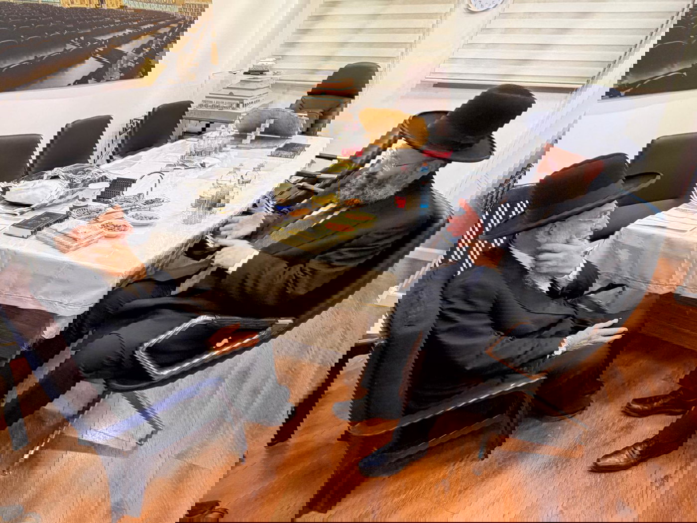 ניחום אבלים אצל הגאון רבי ראובן אלבז