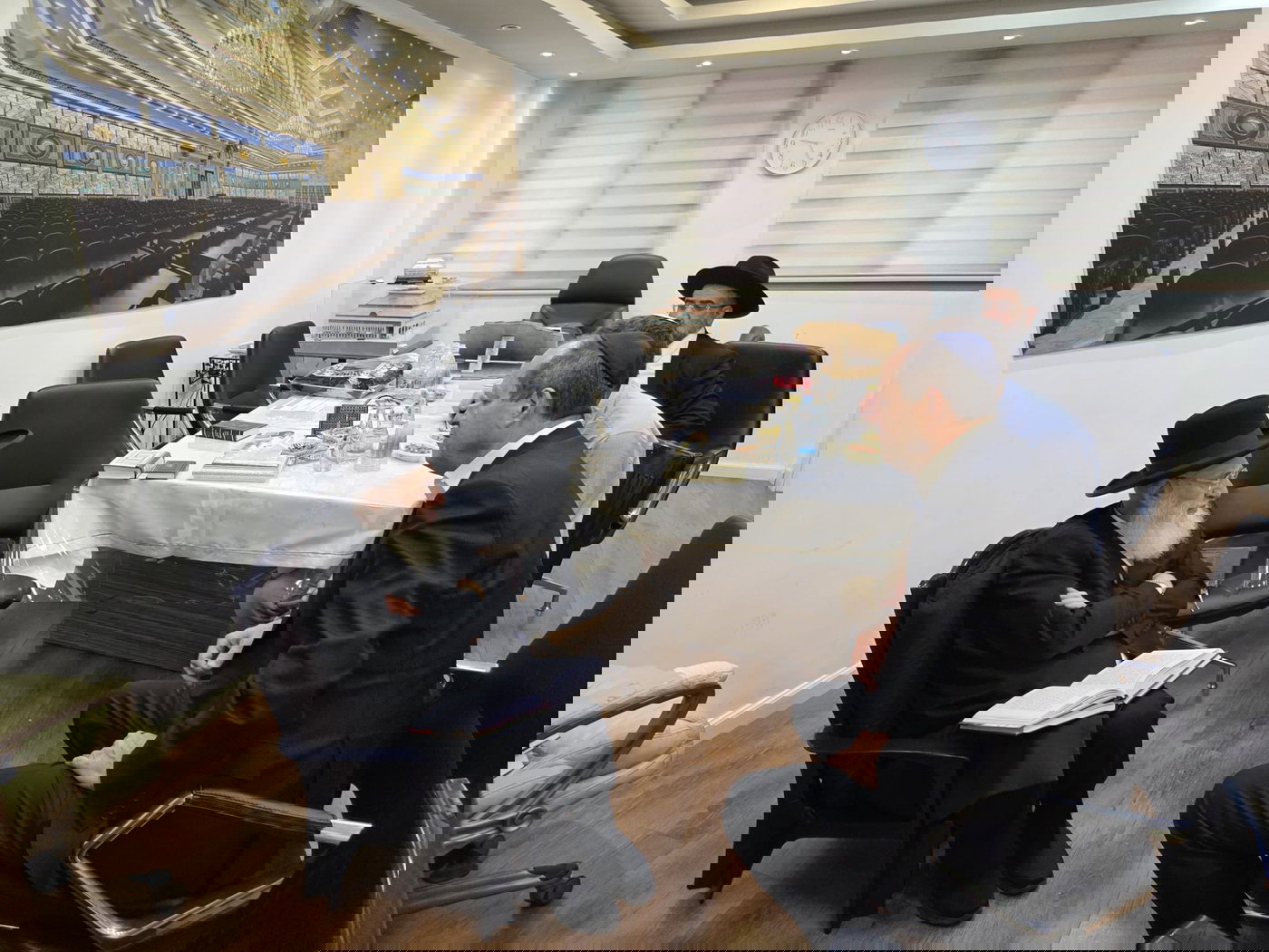 ניחום אבלים אצל הגאון רבי ראובן אלבז