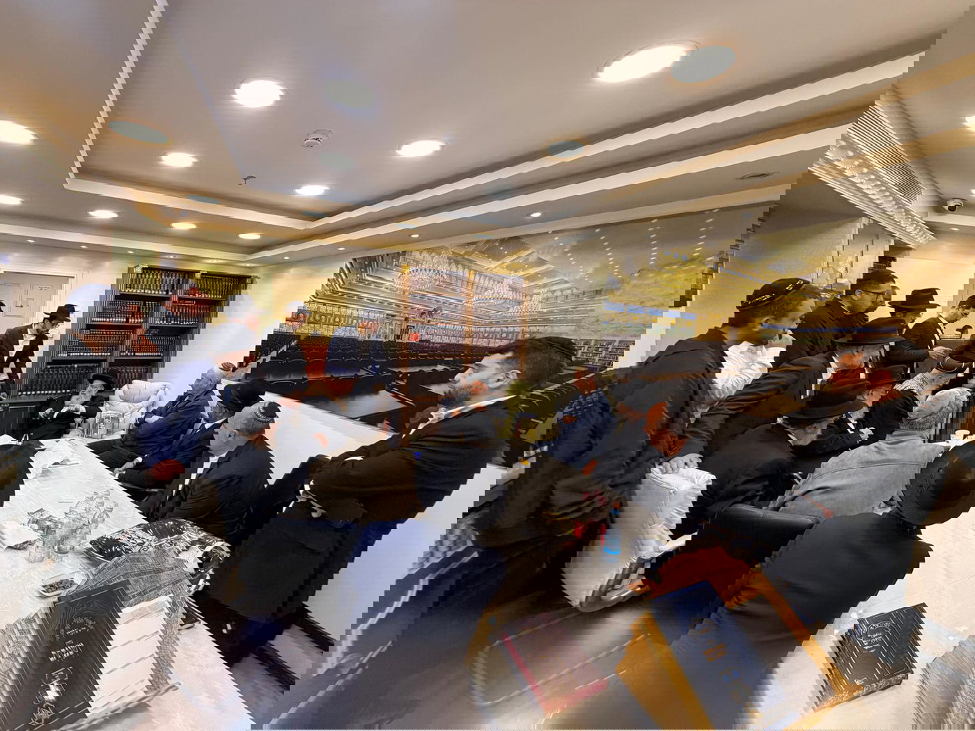 ניחום אבלים אצל הגאון רבי ראובן אלבז