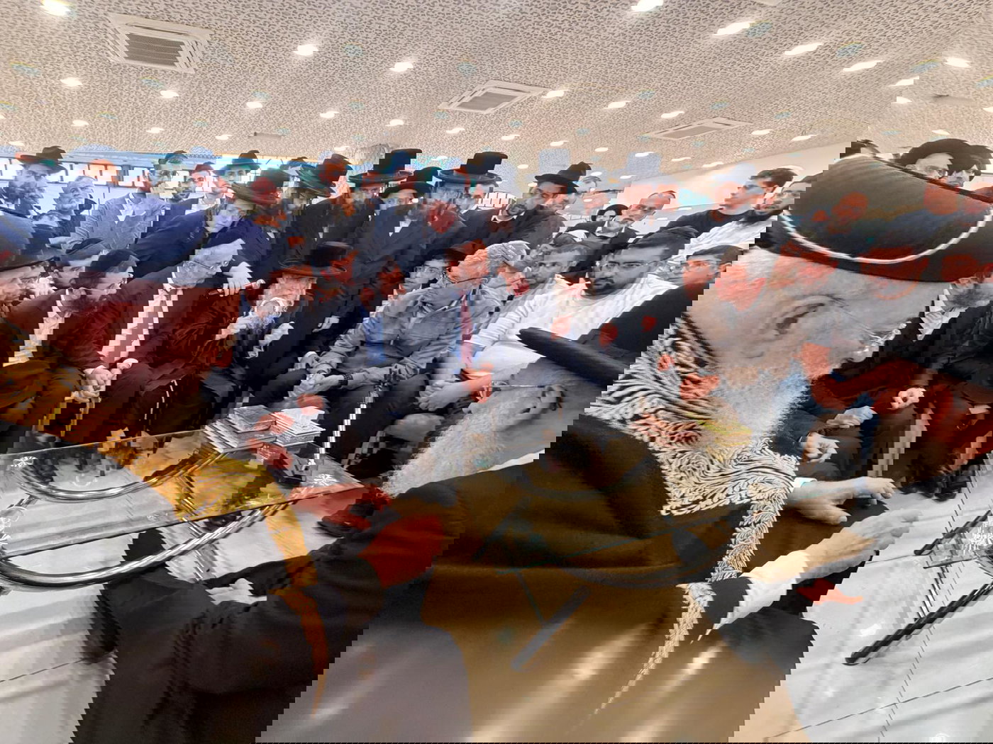 ניחום אבלים אצל הגאון רבי ראובן אלבז