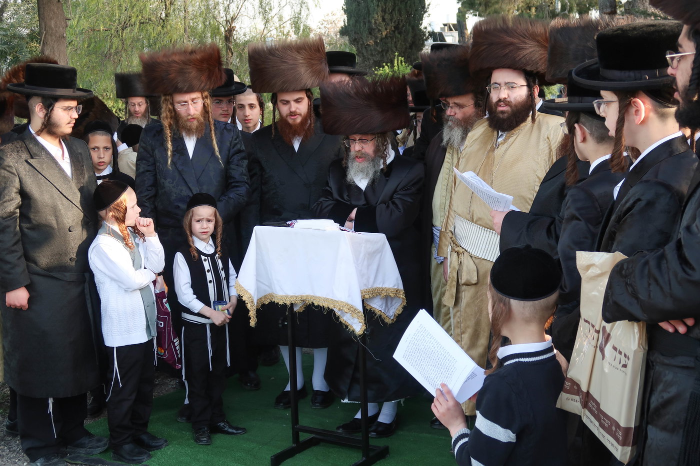 חג הפסח בחצה"ק קרעטשניף סיגעט