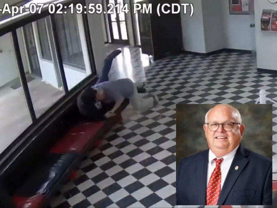 המנהל מסתער על החמוש