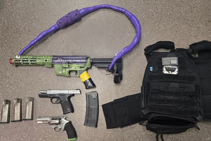 הרובה הצבעוני ותחמושת נוספת שאותרו על החשוד