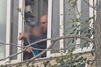 צפו בתיעוד: כך השתלטו על האדם שהתבצר בביתו בירושלים עם סכין