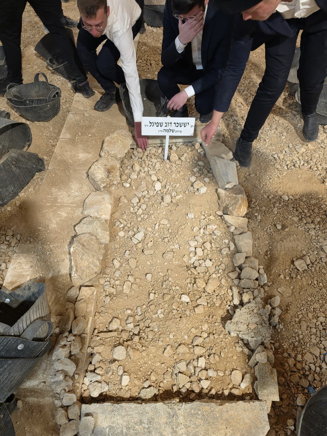 הקבר הטרי מעל יששכר דב שפיגל ז"ל