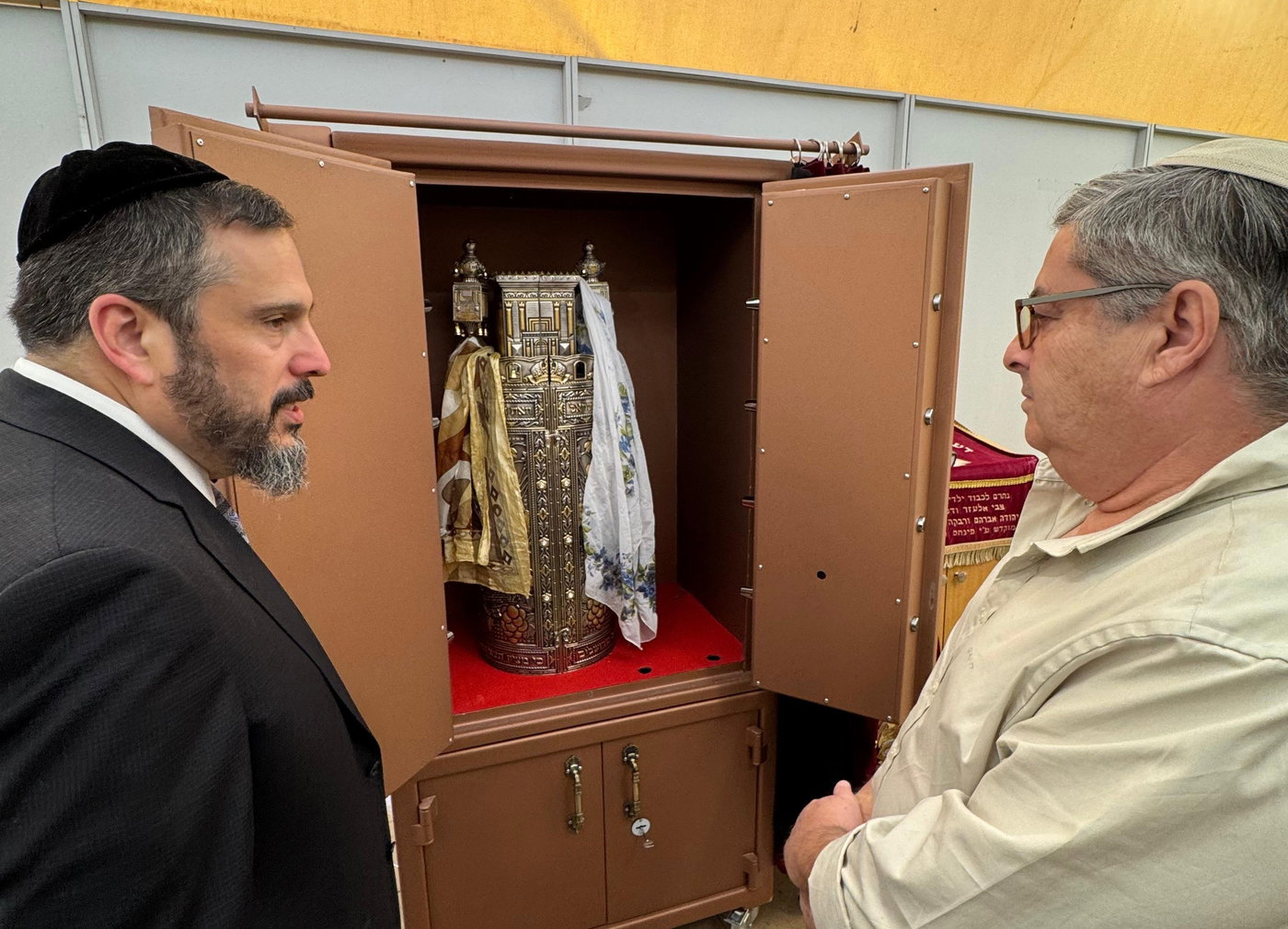 חנוכת ארון הקודש והפרוכת לזכרו של שורד השואה ישראל שאומברגר ז"ל מבוקובינה רומניה.