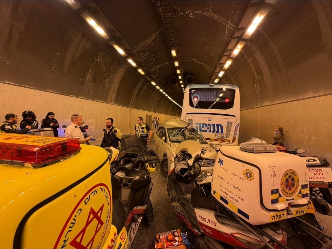 שכב על הכביש: פצועים קשה בתאונה בין אוטובוס ורכבים במנהרה בירושלים