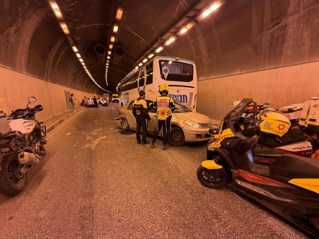 שכב על הכביש: פצועים קשה בתאונה בין אוטובוס ורכבים במנהרה בירושלים