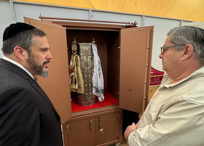 חנוכת ארון הקודש והפרוכת לזכרו של שורד השואה ישראל שאומברגר ז"ל מבוקובינה רומניה.