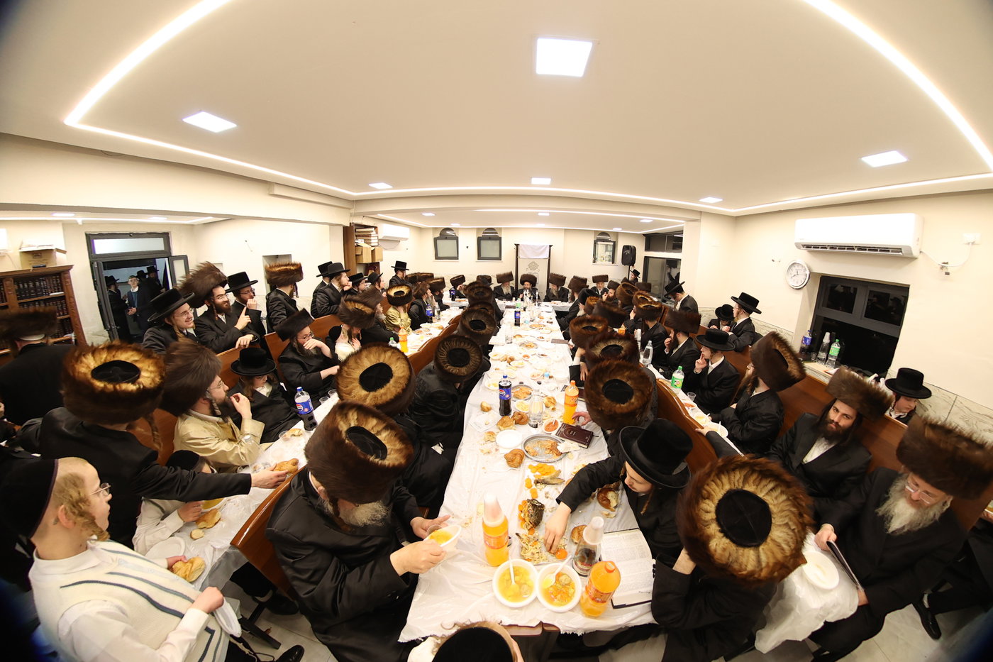 אבד''ק צאנז טשאקאווא בסעודת הילולא